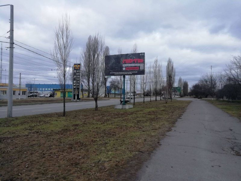 Billboard Kremenchuk,  prosp. L.Ukrainki, bila bud. 22-a, r-n <<PromFinBanka>>, avtosalonu <<Ford>>, <<Nissan>>, navproti TRC