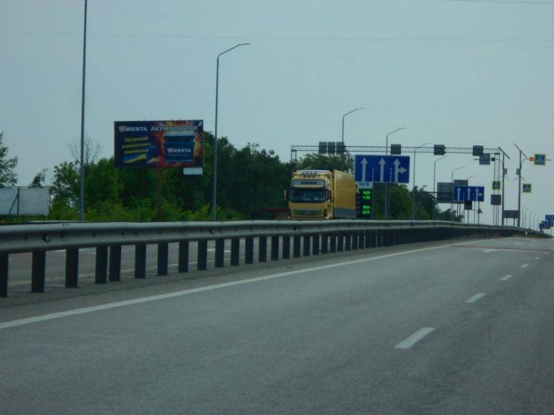 Billboard Berezivka (Kiev region),  s. Berezivka, trasa M-06 "Kiiv-Cop" (Zitomir), km 40+500 pravo, bila avtobusnoi zupinki "Severinivka"