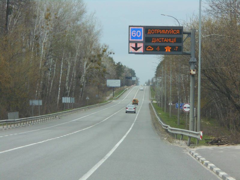 Billboard Vorzel,  smt. Vorzel', trasa M-07 "Kiiv-Kovel'", km 33+600 livo, cerez 500m pisla povorotu do restoranu "Skiper", za 780m do avtobusnoi zupinki, za 850m do povorotu na st. Parkova