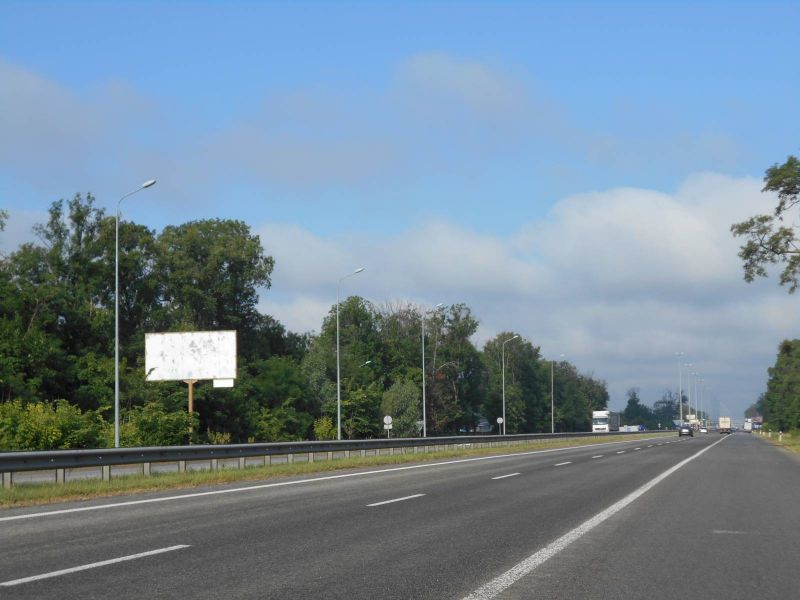 Билборд Киев трассы,  Траса М-06 "Київ-Чоп" (Житомир), км 44+000 ліво, через 800м після повороту на Мотижин та автобусної зупинки, за 500м до заводу "Ruukki"