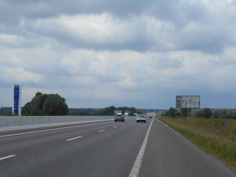 Билборд Бровары,  м. Бровари, траса М-01 "Київ-Чернігів-Нові Яриловичі", км 22+550 ліво, об'їзд м. Бровари, через 750м після перетину вул. Переяславський Шлях та вул. Лагунової, ресторану "Петрівський Бровар" та АЗС ОККО, за 1.7км до повороту на вул. Анатолія