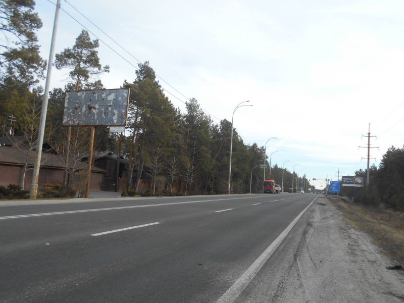 Билборд Козин,  Конча-Заспа, траса Р-01, км 32+450 ліво, через 250м після повороту на с. П'ятихатки (вул. Анатолія Солов'яненка), через 550м після повороту на вул. Лобановського