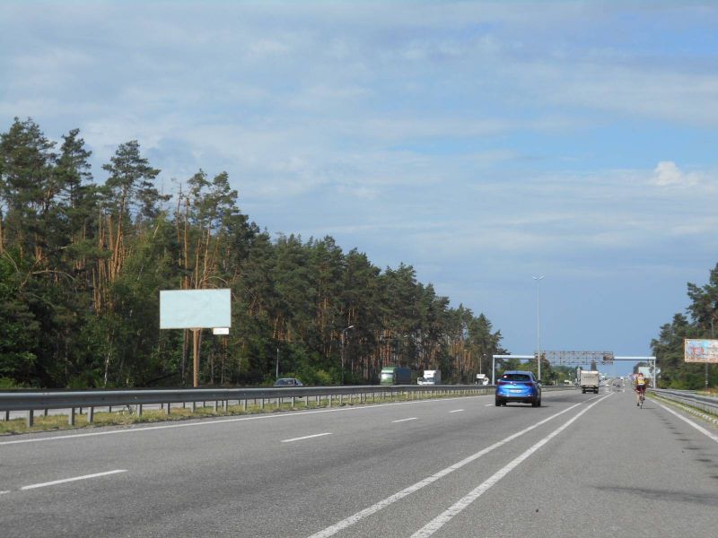 Billboard Buzova,  s. Buzova, trasa M-06 "Kiiv-Cop" (Zitomir), km 36+150 livo, za 150m do TIR avtomobil'noi stoanki, za 750m do restoranu "Bistro Pekara", za 850m do otelu "Mezon Blans", cerez 200m pisla AZS BRSM-Nafta