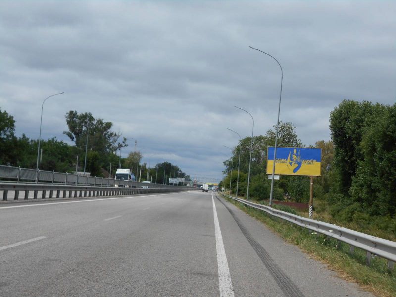 Білборд, бігборд (борд)  Іванків,  с. Іванків, харківська траса, траса М-03 "Київ-Харків", км 46+200 ліво, через 250м після магазину Фора, через 550м після автобусної зупинки та повороту на вул. Пролетарська, за 850м до АЗС ОККО