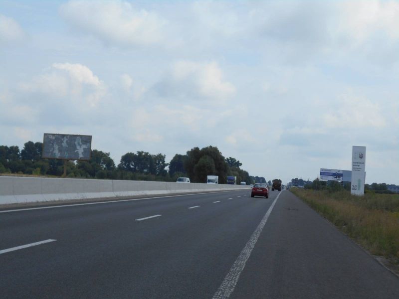 Билборд Бровары,  м. Бровари, траса М-01 "Київ-Чернігів-Нові Яриловичі", км 22+550 ліво, об'їзд м. Бровари, за 750м до перетину вул. Переяславський Шлях та вул. Лагунової, ресторану "Петрівський Бровар" та АЗС ОККО, через 1.7км після повороту на вул. Анатолія