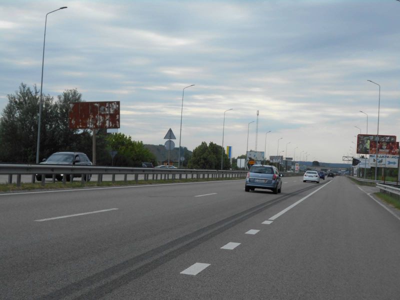 Билборд Подгорцы,  Дніпровське шосе, траса Н-01 "Київ-Знам'янка", км 25+850 право, за 150м до відділу продажу ЖК "Парк Лейк Сіті", за 400м до АЗС Shell, за 730м до розв'язки на с. Креничі