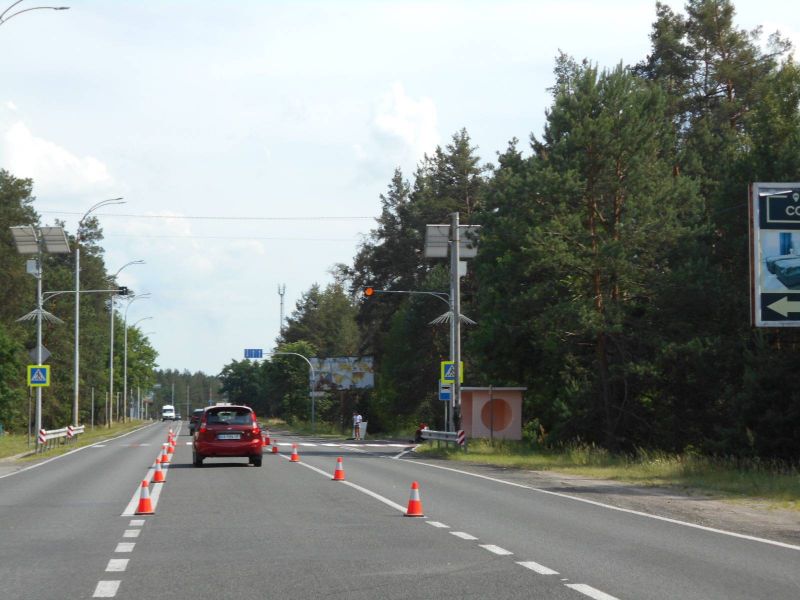 Билборд Козин,  Конча-Заспа, траса Р-01, км 33+350 право, біля автобусної зупинки, через 150м після повороту на с. П'ятихатки, через 250м після котеджного містечка "Сосновий Бір", за 400м до повороту на с. Рудики