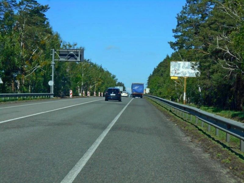 Billboard Vorzel,  smt. Vorzel', trasa M-07 "Kiiv-Kovel'", km 33+600 pravo, cerez 500m pisla povorotu do restoranu "Skiper", za 780m do avtobusnoi zupinki, za 850m do povorotu na st. Parkova
