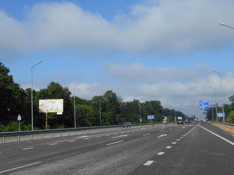 Billboard Kiev roads,  Trasa M-06 "Kiiv-Cop" (Zitomir), km 43+500 livo, cerez 300m pisla povorotu na Motizin ta avtobusnoi zupinki