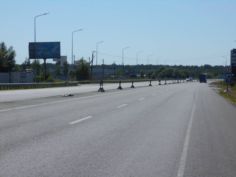 Billboard Kalynivka,  s. Kalinivka, trasa M-01 "Kiiv-Cernigiv-Novi Arilovici", km 34+900 pravo, ob'izd m. Brovari, bila povorotu na st. Brovars'ka ta Raben Ukraina, navproti AZS "Avantaz", za 450m do Baumit-Ukraina