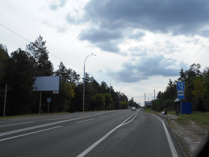Билборд Козин,  Конча-Заспа, траса Р-01, км 32+000 ліво, навпроти автобусної зупинки, через 100м після повороту на вул. Лобановського, через 400м після готелю "AlpenPark", через 750м після котеджного містечка "Хвойний Квартал", за 150м до повороту на с. П'ятихатки