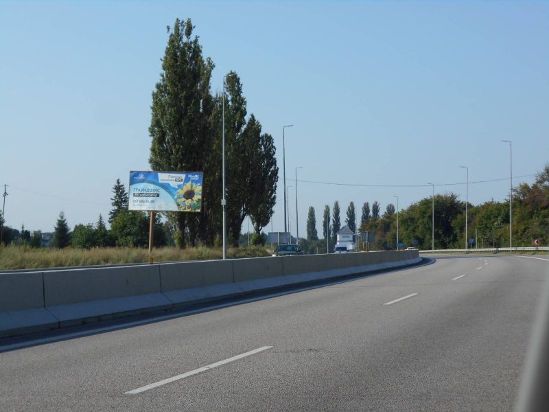 Билборд Киев трассы,  с. Митниця, траса М-05 Київ-Одеса, км 45+500 ліво, через 700м після АЗС Avantage7, через 1км після магазину АТБ та розв'язки з автошляхом Р-19, за 250м до поворту на вул. Леніна та вул. Тараса Шевченка, за 250м до отелю "Мезон Бланш"