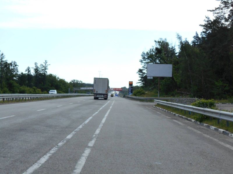 Billboard Buzova,  s. Buzova, trasa M-06 "Kiiv-Cop" (Zitomir), km 36+150 livo, cerez 150m pisla TIR avtomobil'noi stoanki, cerez 750m pisla restoranu "Bistro Pekara", cerez 850m pisla otelu "Mezon Blans", za 200m do AZS BRSM-Nafta