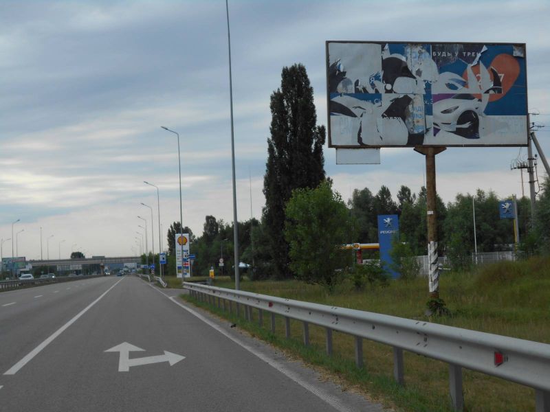 Billboard Pidgirtsi,  Dniprovs'ke sose, trasa N-01 "Kiiv-Znam'anka", km 25+600 livo, cerez 100m pisla viddilu prodazu ZK "Park Lejk Siti", za 100m do AZS Shell, za 480m do rozv'azki na s. Krenici