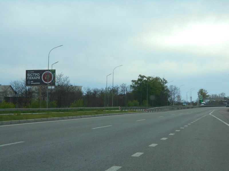 Білборд, бігборд (борд)  Іванків,  с. Іванків, харківська траса, траса М-03 "Київ-Харків", км 45+050 ліво, навпроти АЗС UPG, через 300м після розв'язки з автошляхом Р03 та АЗС Brent Oil, за 250м до автобусної зупинки та АЗС ОККО