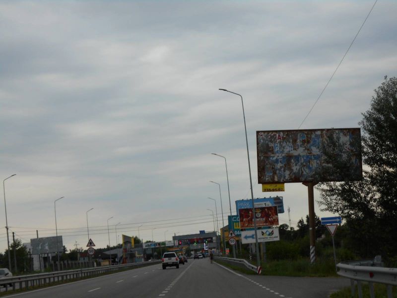 Билборд Подгорцы,  Дніпровське шосе, траса Н-01 "Київ-Знам'янка", км 25+850 право, через 150м після відділу продажу ЖК "Парк Лейк Сіті", через 400м після АЗС Shell, через 730м після розв'язки на с. Креничі