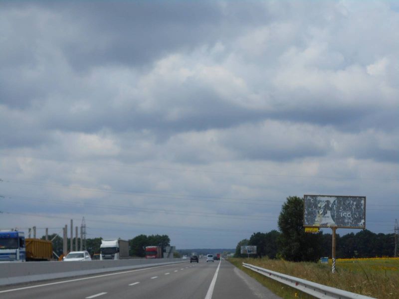 Білборд, бігборд (борд)  Бровари,  Траса М-01 "Київ-Чернігів-Нові Яриловичі", км 24+200 ліво, об'їзд м. Бровари, за 1км до перетину вул. Переяславський Шлях та вул. Лагунової, ресторану "Петрівський Бровар" та АЗС ОККО, через 1.3км після повороту на трасу Р-03 (Північно-Східний