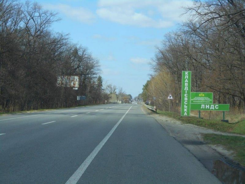 Billboard Vorzel,  smt. Vorzel', trasa M-07 "Kiiv-Kovel'", km 32+300 livo, navproti ZK "Forest Lend", cerez 400m pisla AZS BRSM Nafta, za 200m do povorotu na st. Maksima Zaliznaka, za 450m do avtobusnoi zupinki, za 520m do povorotu na st. Vatutina