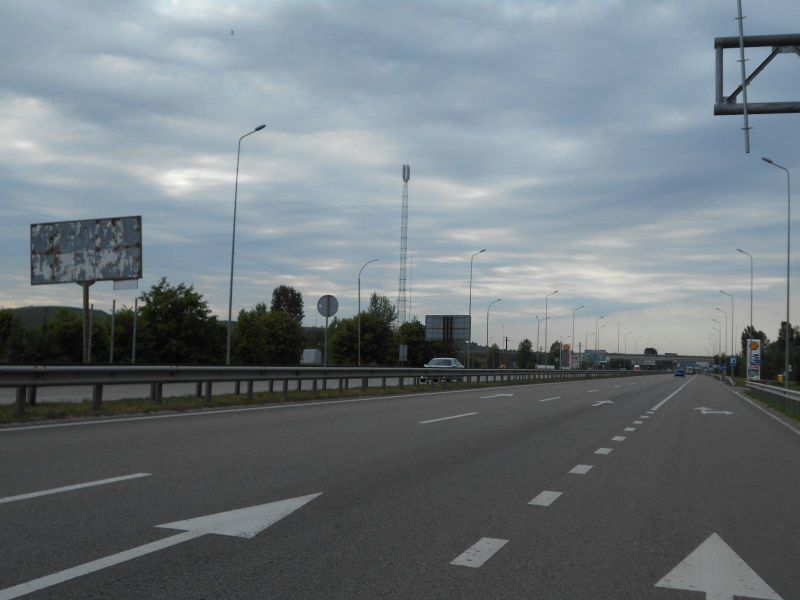 Billboard Kiev roads,  Dniprovs'ke sose, trasa N-01 "Kiiv-Znam'anka", km 25+600 pravo, cerez 100m pisla viddilu prodazu ZK "Park Lejk Siti", za 100m do AZS Shell, za 480m do rozv'azki na s. Krenici