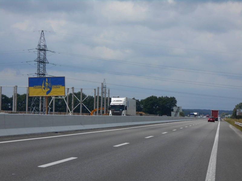 Білборд, бігборд (борд)  Бровари,  Траса М-01 "Київ-Чернігів-Нові Яриловичі", км 24+200 право, об'їзд м. Бровари, за 1км до перетину вул. Переяславський Шлях та вул. Лагунової, ресторану "Петрівський Бровар" та АЗС ОККО, через 1.3км після повороту на трасу Р-03 (Північно-Східний