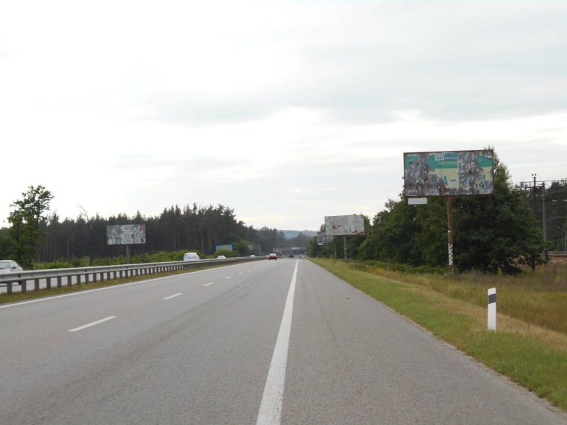 Billboard Kiev roads,  Dniprovs'ke sose, trasa N-01 "Kiiv-Znam'anka", km 35+700 livo, cerez 420m pisla z/d stancii, za 880m do povorotu na s. Novi Bezradici