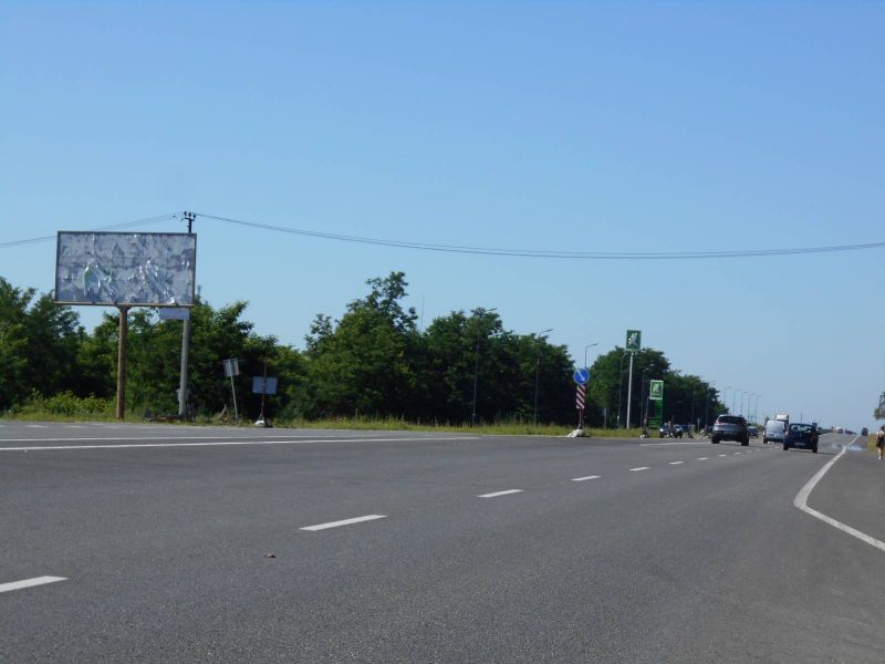 Билборд Залесье,  с. Залісся, чернігівська траса, траса М-01 "Київ-Чернігів-Нові Яриловичі", км 44+000 право, вул. Київська, навпроти ресторану "Три козаки", через 800м після повороту на вул. Окружна та с. Богданівка, за 300м до АЗС "ОККО"