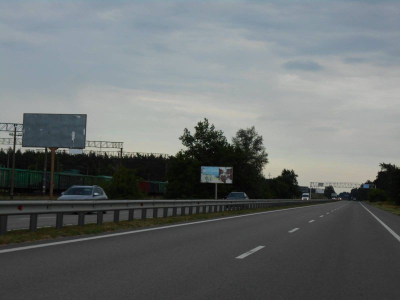 Billboard Kiev roads,  Dniprovs'ke sose, trasa N-01 "Kiiv-Znam'anka", km 35+700 livo, za 420m do z/d stancii, cerez 880m pisla povorotu na s. Novi Bezradici
