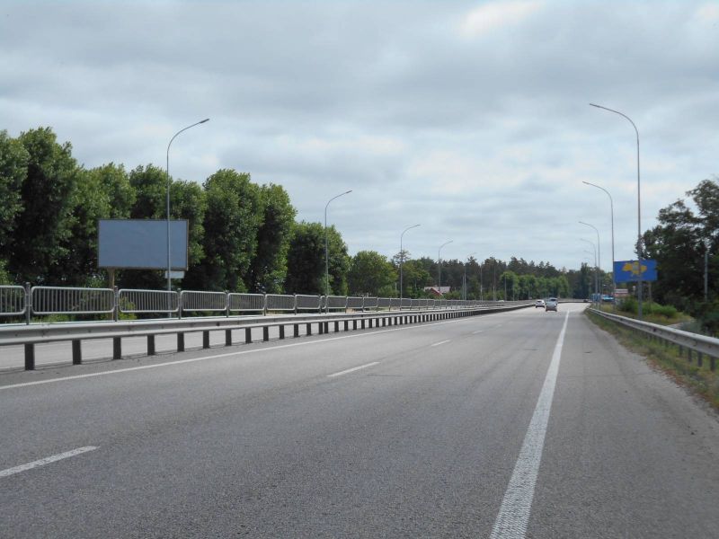 Білборд, бігборд (борд)  Іванків,  с. Іванків, харківська траса, траса М-03 "Київ-Харків", км 46+200 ліво, за 250м до магазину Фора, за 550м до автобусної зупинки та повороту на вул. Пролетарська, через 850м після АЗС ОККО
