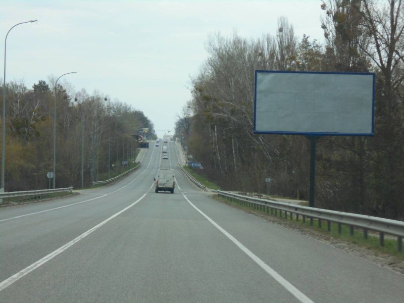 Billboard Vorzel,  smt. Vorzel', trasa M-07 "Kiiv-Kovel'", km 33+600 livo, za 500m do povorotu do restoranu "Skiper", cerez 780m pisla avtobusnoi zupinki, cerez 850m pisla povorotu na st. Parkova