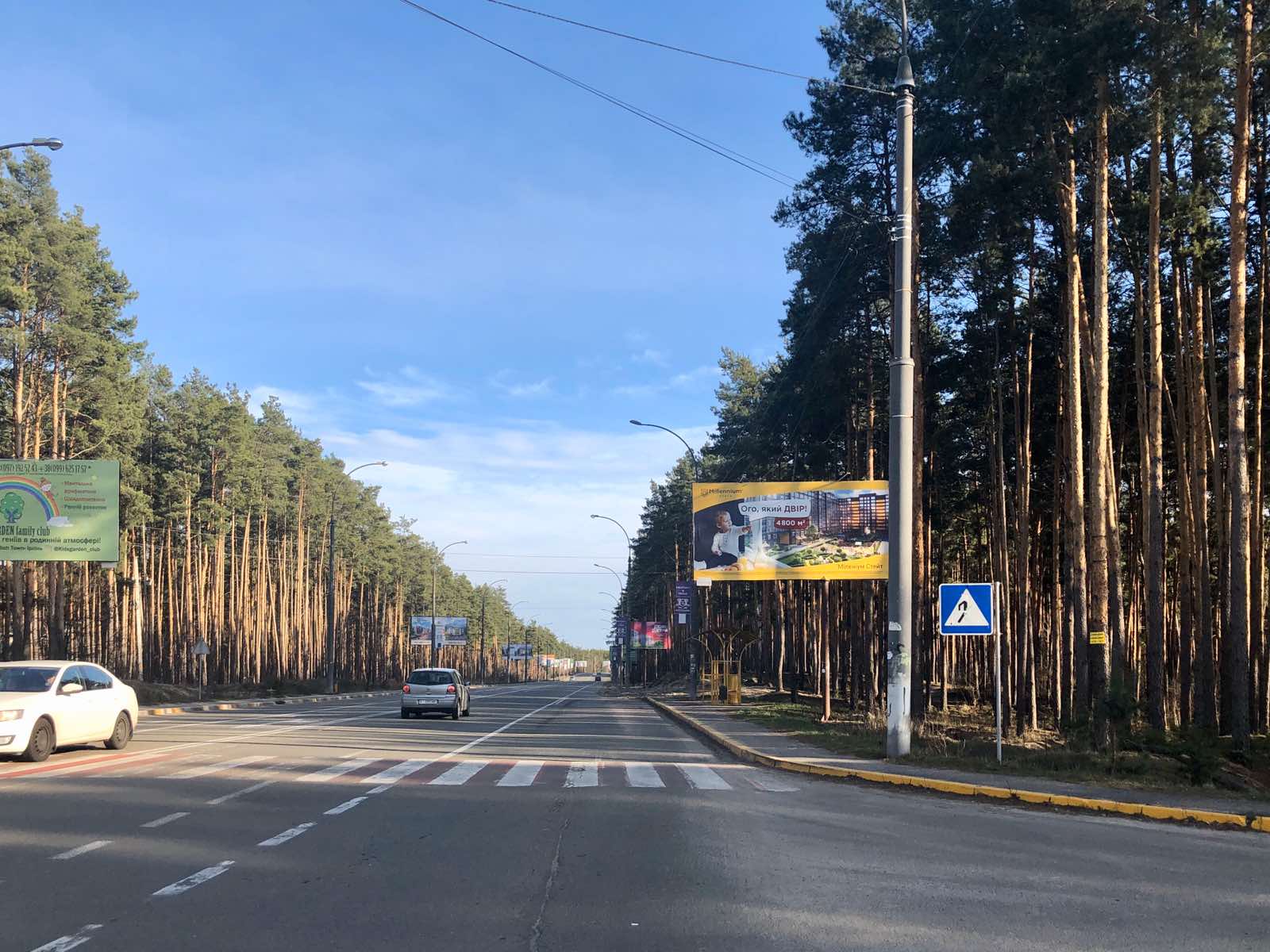 Billboard Irpin,  st. Universitets'ka, na zupinci za kladovisem (v napramku Kieva)