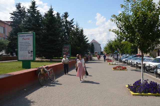 Citylight Tyachiv,  st. Nezaleznosti, centr mista, bila Eksim banku, kioskiv,  naproti produktovogo magazinu ta redakcii Druzba, masove skupcenna ludej