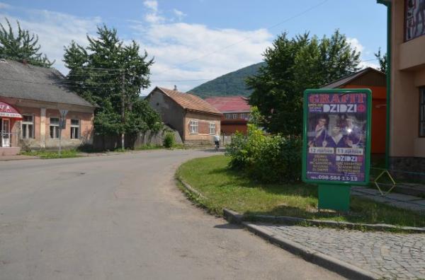 Ситилайт Тячев,  вул. Незалежності, центр міста, біля страхової компанії Acsa та магазину Міленіум, автобусні зупинки, великий потік пішоходів