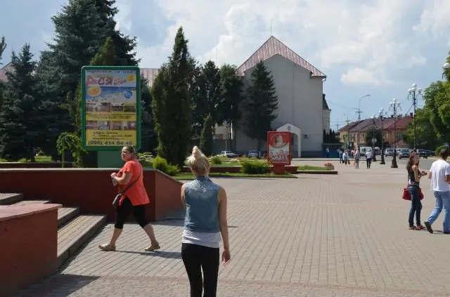 Citylight Tyachiv,  st. Nezaleznosti, centr mista, vhid bila Univermagu, Eksim banku, naproti produktovogo magazinu, masove skupcenna ludej