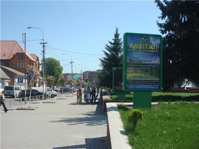Citylight Tyachiv,  st. Nezaleznosti, centr mista, vhid bila Univermagu, Eksim banku, naproti produktovogo magazinu, masove skupcenna ludej