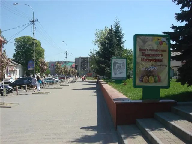 Citylight Tyachiv,  st. Nezaleznosti, centr mista, vhid bila Univermagu, Eksim banku, naproti produktovogo magazinu, masove skupcenna ludej