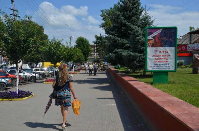 Citylight Tyachiv,  st. Nezaleznosti, centr mista, bila Eksim banku, kioskiv,  naproti produktovogo magazinu ta redakcii Druzba, masove skupcenna ludej