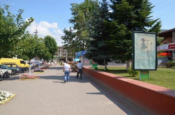 Ситилайт Тячев,  вул. Незалежності, центр міста, біля Ексім банку, кіосків,  напроти продуктового магазину та редакції Дружба, масове скупчення людей