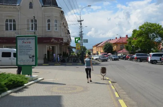 Citylight Tyachiv,  m. Taciv na rozi st. Nezaleznosti ta Zovtneva, , bila milicii Privat banku ta picerii Dol'ce Vita