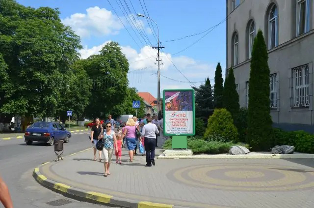 Citylight Tyachiv,  m. Taciv na rozi st. Nezaleznosti ta Zovtneva, , bila milicii Privat banku ta picerii Dol'ce Vita