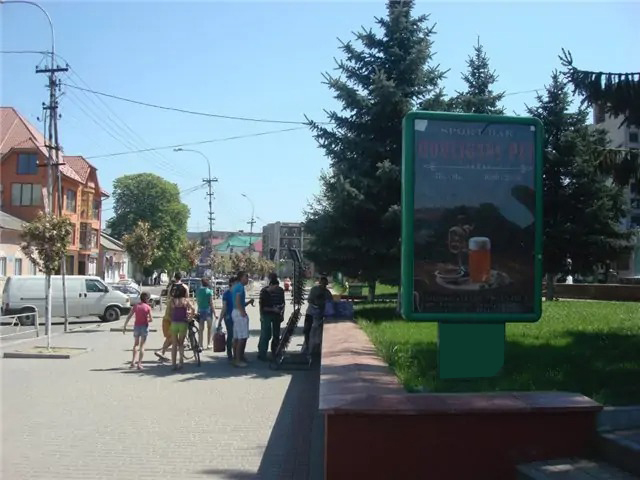 Citylight Tyachiv,  st. Nezaleznosti, centr mista, vhid bila Univermagu, Eksim banku, naproti produktovogo magazinu, masove skupcenna ludej