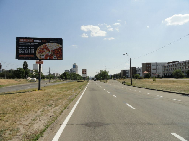 Білборд, бігборд (борд)  Київ,  Богатирська вул., напроти буд. 11 (СТО, АЗС Wog, Епіцентр, Сільпо), на розподілювачі, в напрямку Бандери Степана просп.