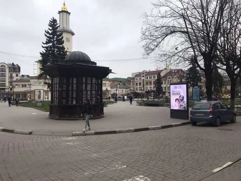 Видеоборд Ивано-Франковск,  площа Ринок   Ратуша  вхід від Катедри
