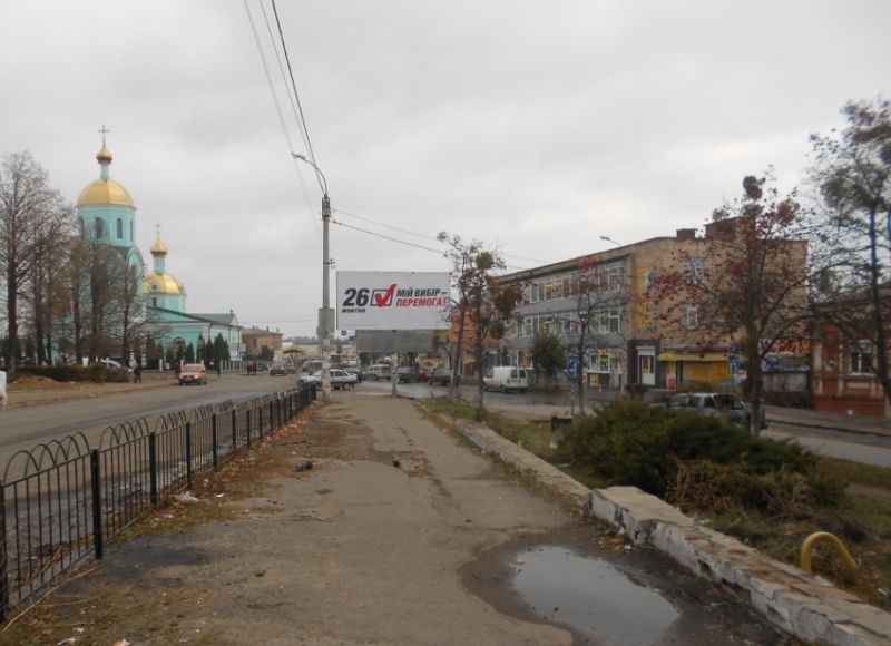 Нестандарт Умань,  (Вул.Радянська) вул. Небесної сотні, 14, на розвилці з (ул.Рафаіла Чорного) вул. Гайдамацька (базар біля швейної фабрики), сторона Б