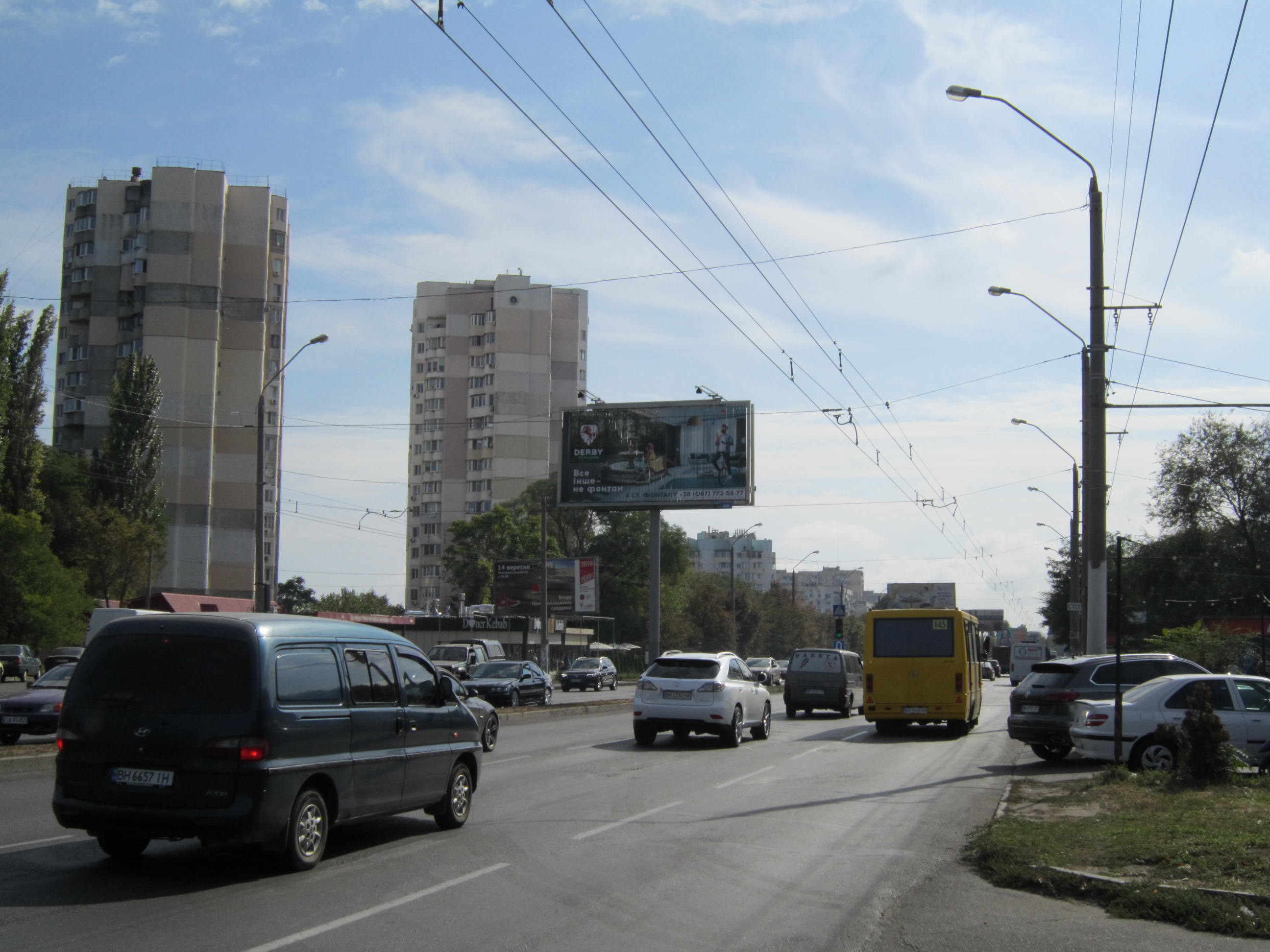 Призма Одесса,  просп. Маршала Жукова, 47 (на роздільній смузі, з мііста, призма)