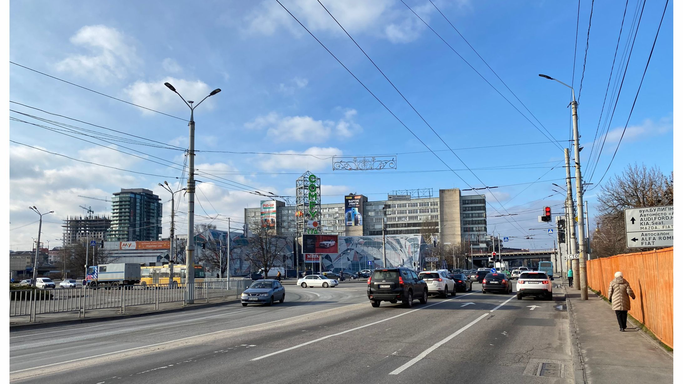 Призма Днепр (Днепропетровск),  Січеславська Набережна (Набережна Леніна) вул. - Михайла Коцюбинського вул., біля цирка, в центр