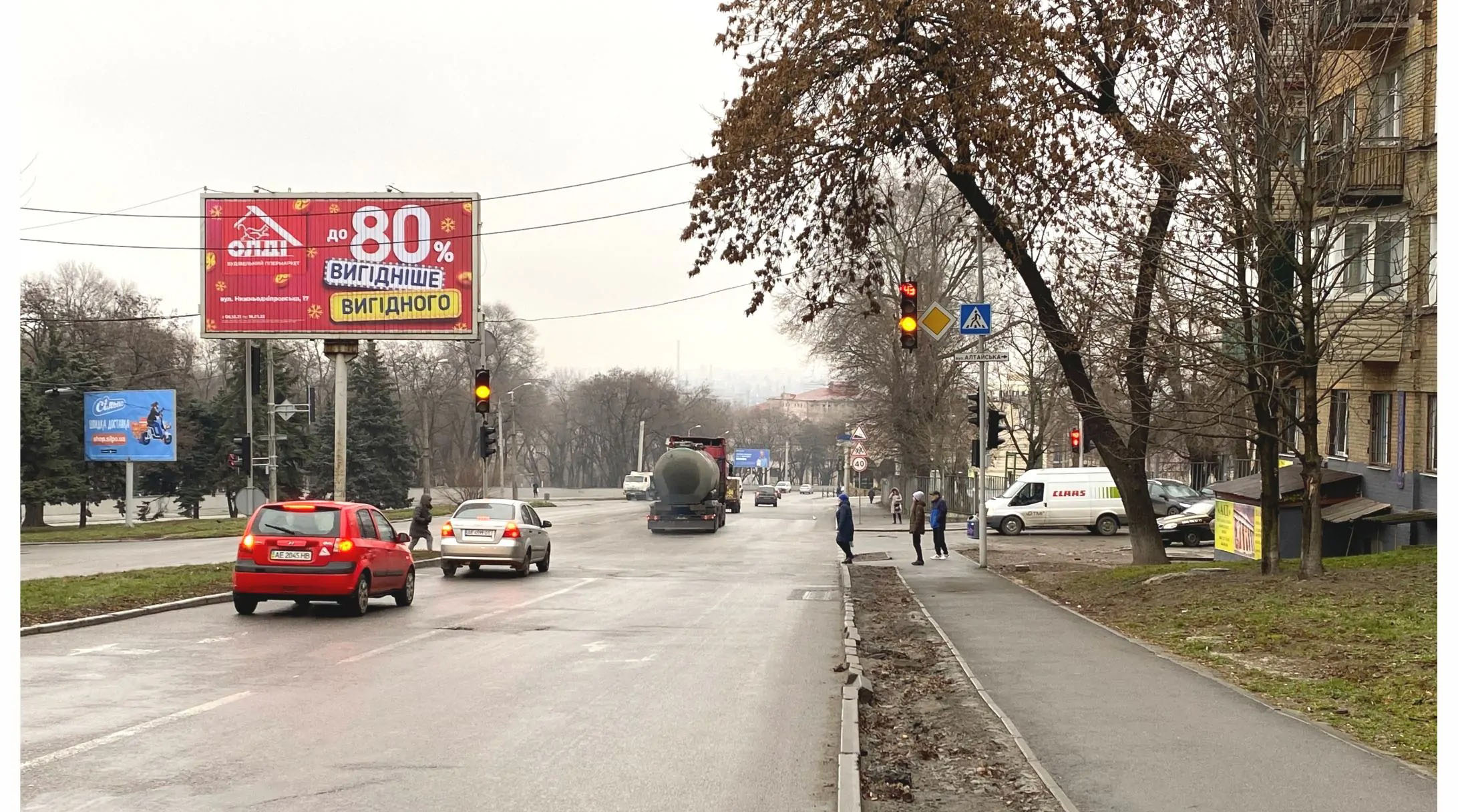 Призма Днепр (Днепропетровск),  Івана Мазепи (Петровського) пр., 51 - Кості Гордієнка (Матлахова) вул., в центр