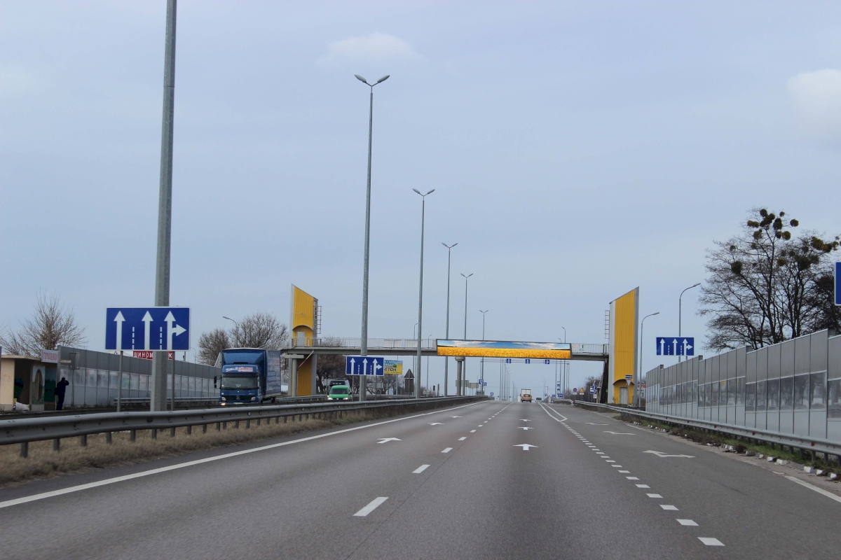 Non-standard Kiev roads,  M-06 Zitomirs'ka trasa 31+695 km vid KPP. Devatij vid Kieva, s. Gurivsina, zupinka, Hrest-memorial Borcam za volu Ukraini, napramok - z Kieva