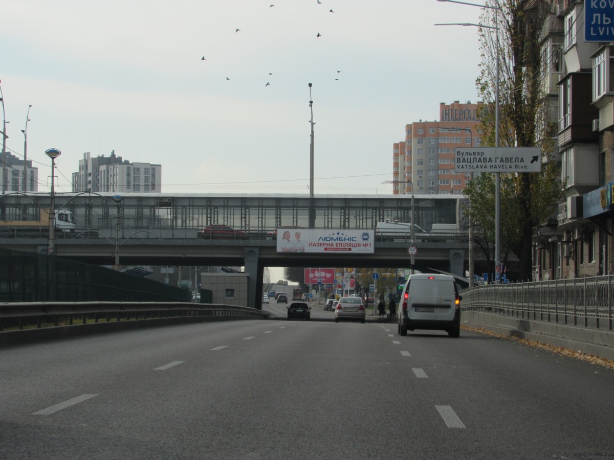 Нестандарт Київ,  просп. Любомира Гузара (Космонавта Комарова) (просп. Леся Курбаса (50-річчя Жовтня)), на перитині з Вацлава Гавела бульвар (Івана Лепсе бульвар). в сторону Кільцевої дороги