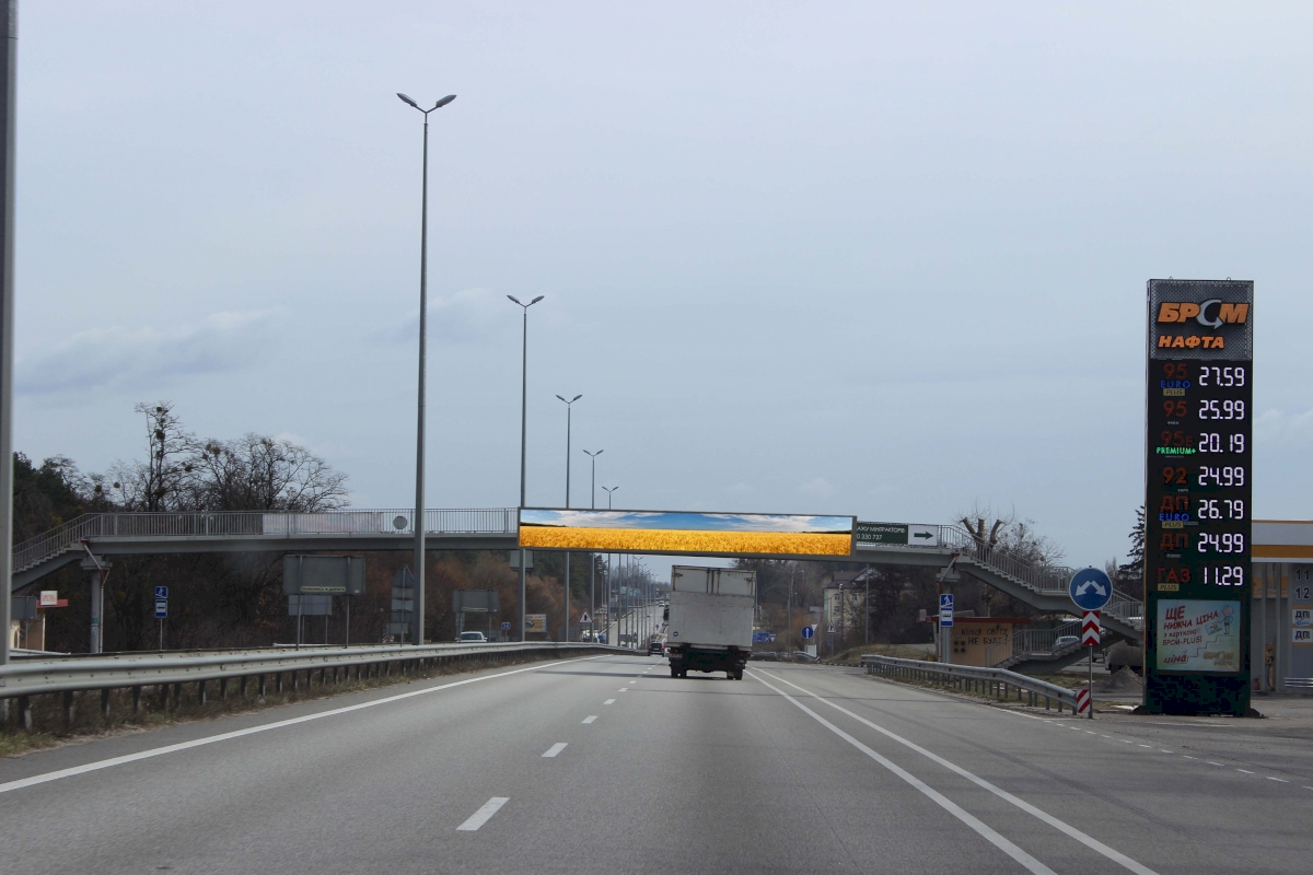 Non-standard Buzova,  M-06 Zitomirs'ka trasa 35+958 km vid KPP. Trinadcatij vid Kieva, s. Buzova, zupinka, AZS BRSM Nafta, MiniTraktora, napramok - v Kiiv