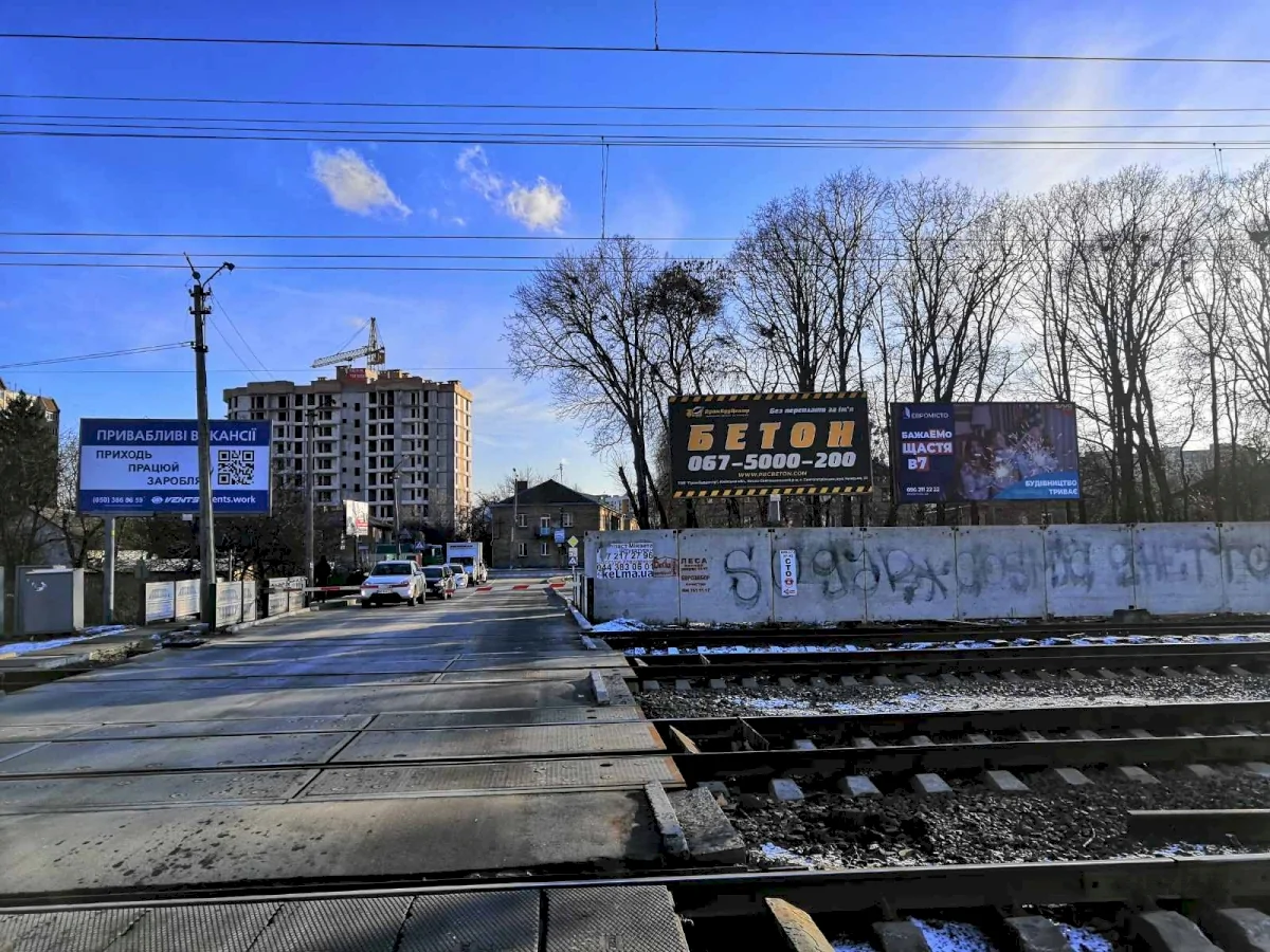 Білборд, бігборд (борд)  Вишневе,  м. Вишневе, вул. Чорновола-1 (жд переїзд)- другий від переїду з правої сторони